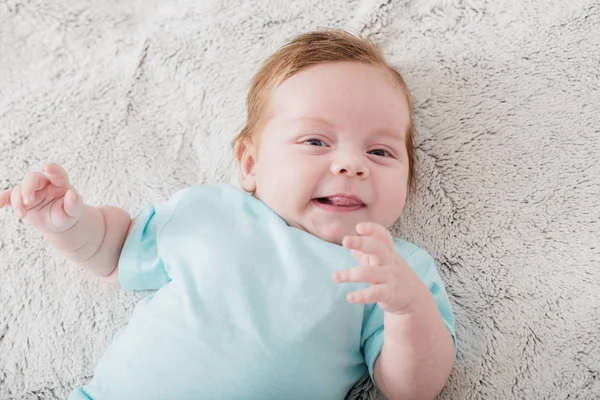 Baby 2 Monate im Bett — Stockfoto