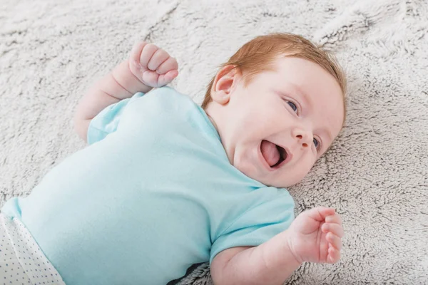 Baby 2 maanden op bed — Stockfoto