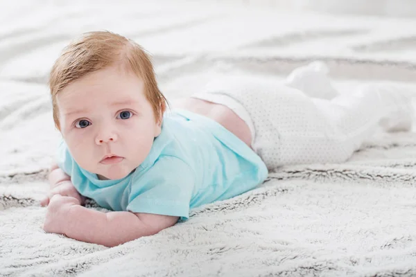 Bambino 2 mesi a letto — Foto Stock