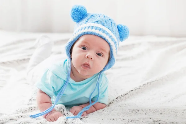 Dítě 2 měsíce na lůžku — Stock fotografie