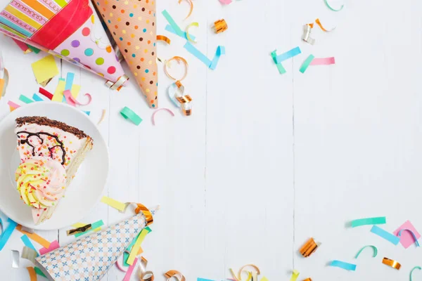 Торт на день народження та прикраса на білому дерев'яному фоні — стокове фото