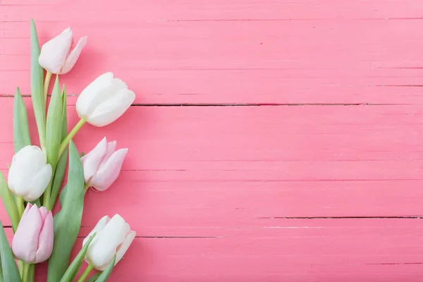 Fleurs de tulipes sur fond de bois rose — Photo