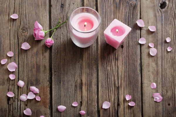 Świece i róże na podłoże drewniane — Zdjęcie stockowe