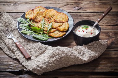 ahşap masa üzerinde ekşi kremalı patates gözlemesi