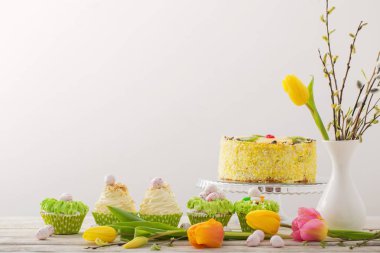Beyaz ahşap tablo Easter cupcakes