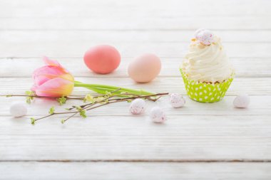 Beyaz ahşap tablo Easter cupcakes