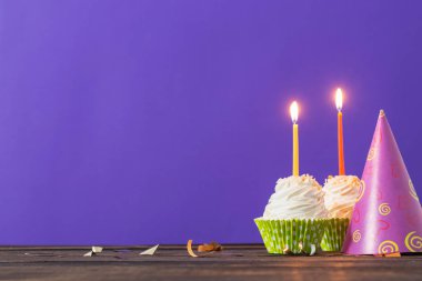menekşe arka planda Doğum günü cupcakes