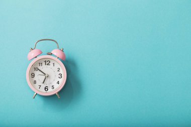 Pastel kağıt arka planında alarm saati