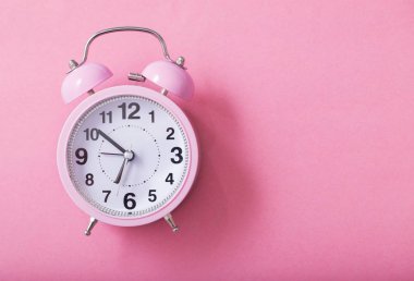 Pastel kağıt arka planında alarm saati