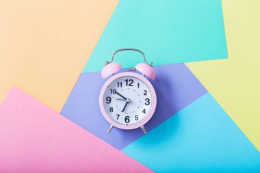 Pastel kağıt arka planında alarm saati