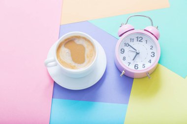 Pastel Kağıt arka planda kahve ve çalar saat fincan