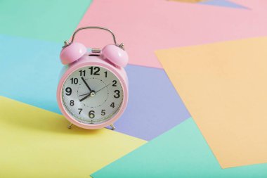 Pastel kağıt arka planında alarm saati