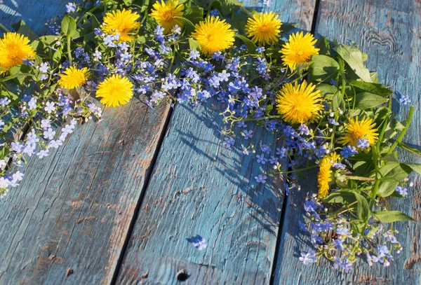 Flores azules y amarillas sobre fondo de madera viejo —  Fotos de Stock