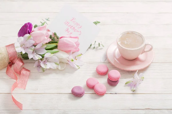 Tulpen und Tasse Kaffee mit Dessert auf weißem Hintergrund. Leuchte — Stockfoto