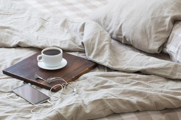 Café en bandeja en la cama en el dormitorio —  Fotos de Stock