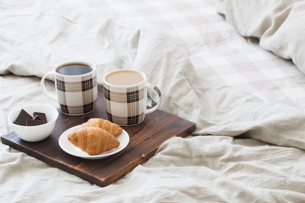 Две чашки кофе на подносе в спальне — стоковое фото