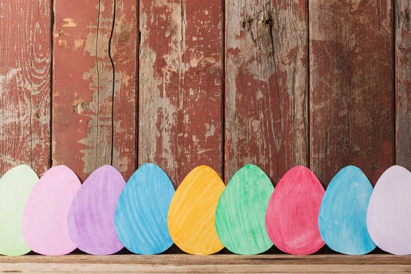 Velikonoční vajíčka papíru na dřevěné pozadí — Stock fotografie