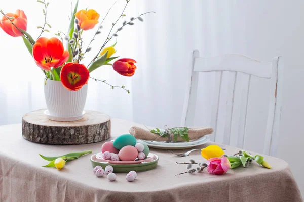 Mesa de Pascua con tulipanes y decoraciones —  Fotos de Stock