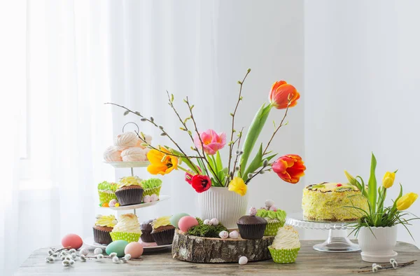 Mesa de Pascua con tulipanes y decoraciones —  Fotos de Stock