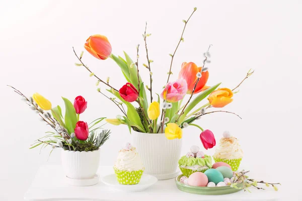 Disposizione pasquale con tulipani e cupcake — Foto Stock