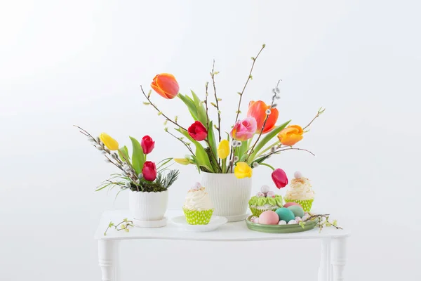 Easter arrangement with tulips and cupcakes — Stock Photo, Image