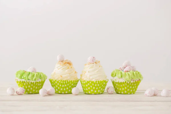 Cupcakes de Pascua sobre mesa de madera blanca — Foto de Stock