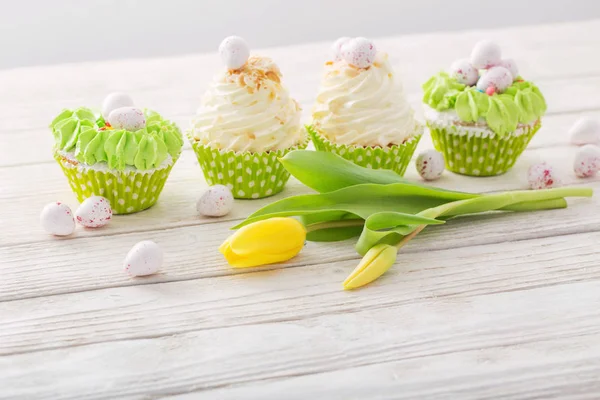 Húsvéti cupcakes a fehér fa asztal — Stock Fotó