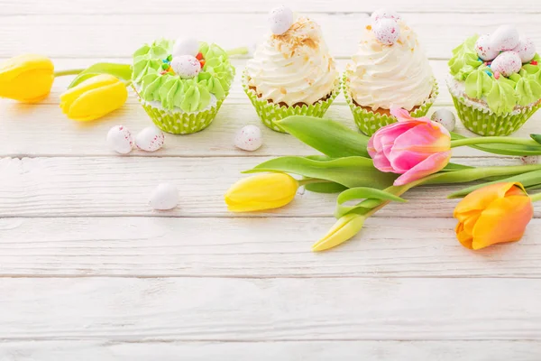 Cupcakes de Páscoa na mesa de madeira branca — Fotografia de Stock