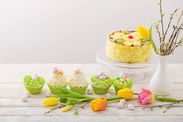 Easter cupcakes on white wooden table — Stock Photo, Image