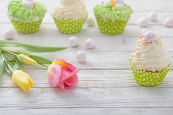 Cupcakes de Pâques sur table en bois blanc — Photo