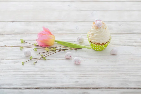 Cupcakes de Pascua sobre mesa de madera blanca — Foto de Stock