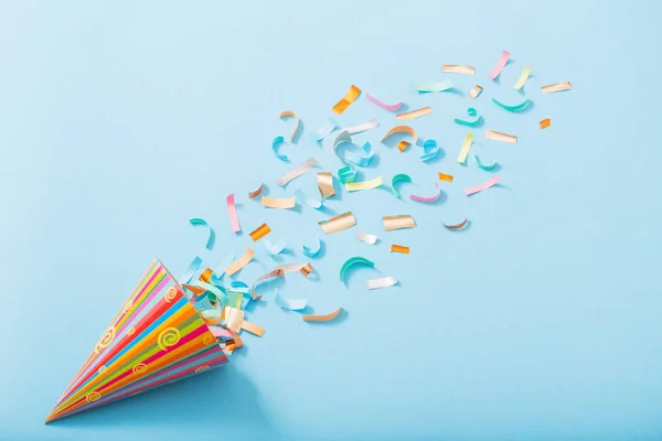 Verjaardag hoed met confetti op achtergrond papier — Stockfoto