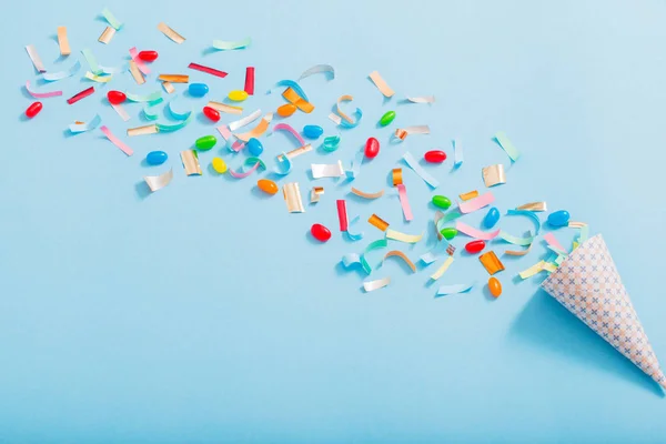 Birthday hat with confetti on paper background — Stock Photo, Image