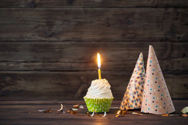 Cupcakes de cumpleaños con velas sobre fondo viejo de madera oscura — Foto de Stock