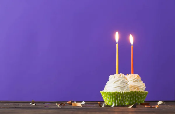 Кексы на фиолетовом фоне — стоковое фото