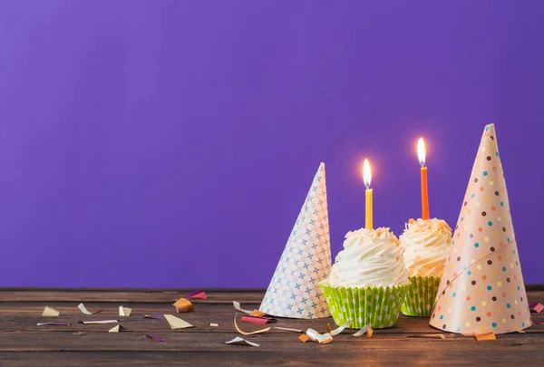 Aniversário cupcakes no fundo violeta — Fotografia de Stock