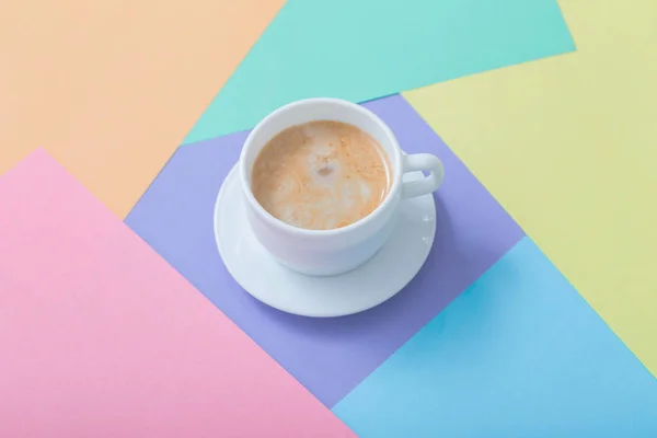 Secangkir kopi dengan latar belakang kertas pastel — Stok Foto
