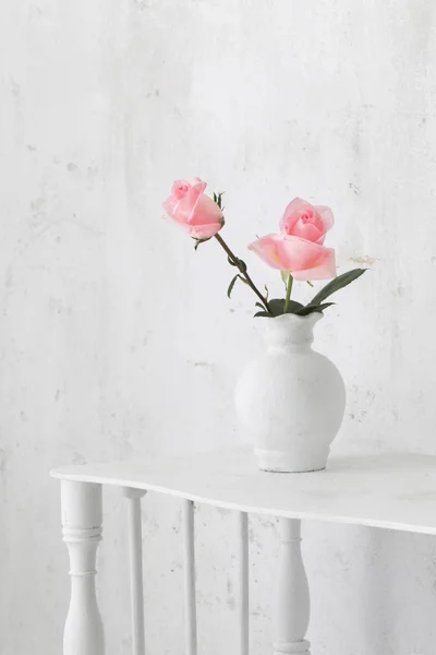 Vaso de aveia de rosas sobre fundo branco — Fotografia de Stock