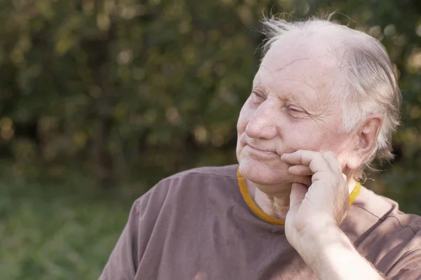 Portret van de oudere man in park — Stockfoto