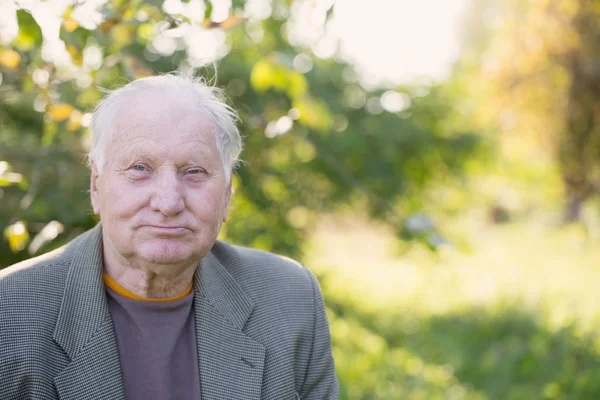 Portret van de oudere man in park — Stockfoto