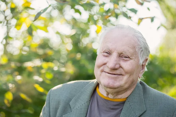 Portret van de oudere man in park — Stockfoto