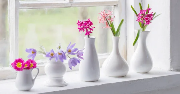 Flores de primavera en el alféizar de la ventana —  Fotos de Stock