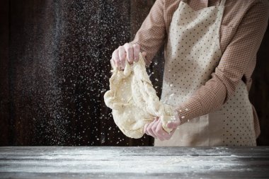  hamur koyu ahşap arka plan üzerinde yemek eller