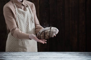 ekmek ahşap arka plan üzerinde elleriyle