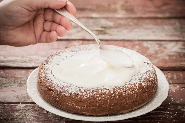 스폰지 케이크에 크림을 오버레이 — 스톡 사진