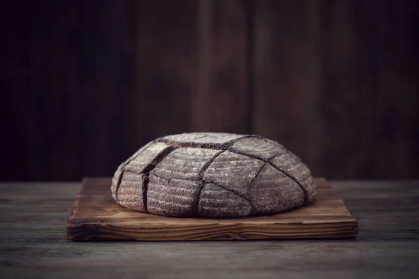 Rågbröd på mörk trä bakgrund — Stockfoto