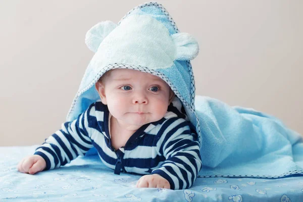 Funny baby boy kryty — Zdjęcie stockowe