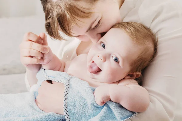 Kleines Baby mit Mutter drinnen — Stockfoto