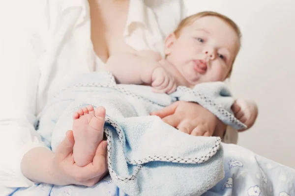 Little baby with mother indoor — Stock Photo, Image