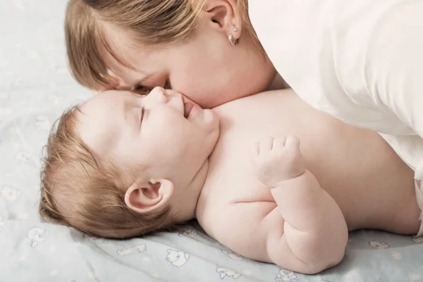 Bambino piccolo con mamma al coperto — Foto Stock